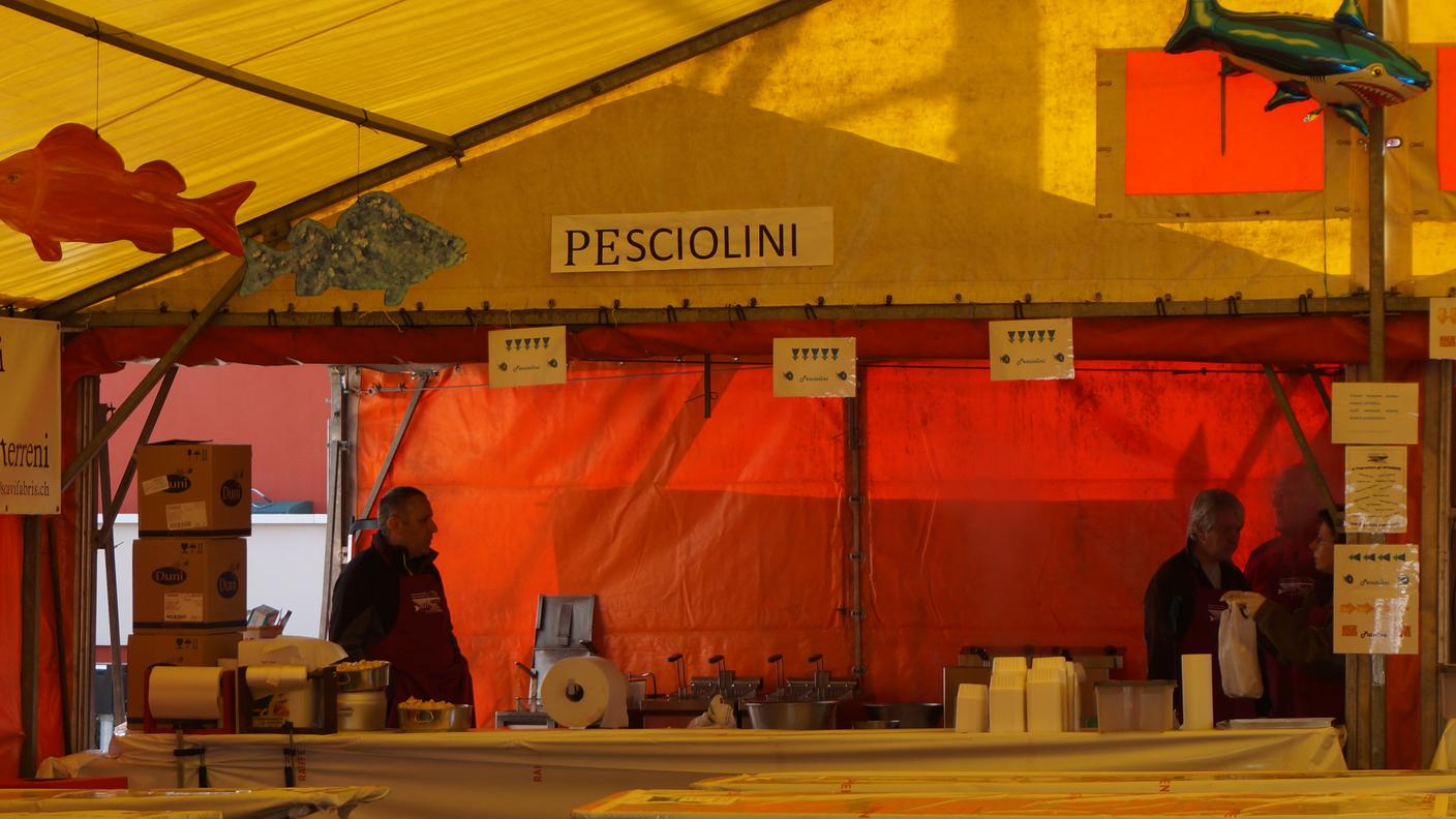 Lo stand dei pesciolini fritti...