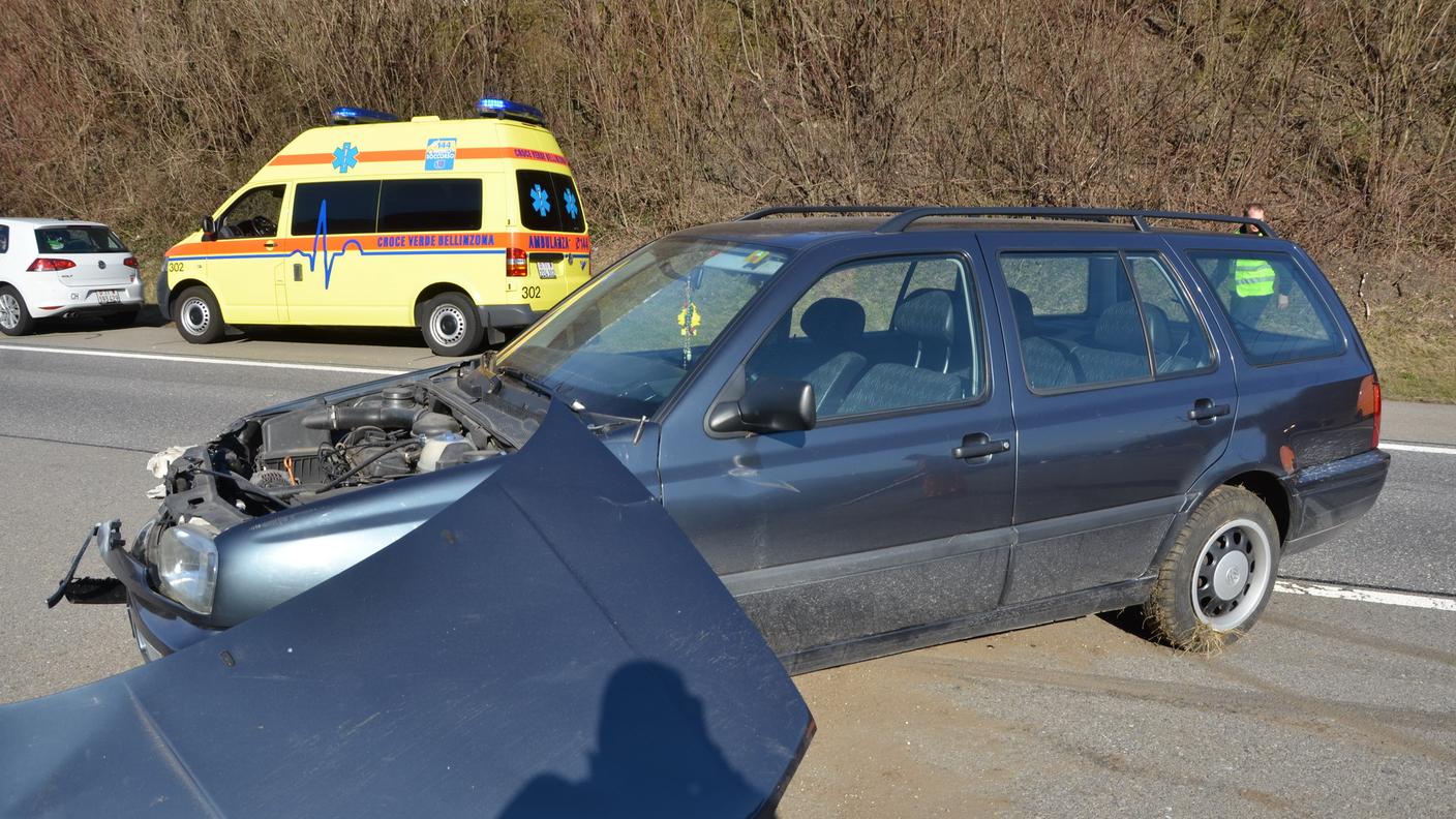 L'auto incidentata in corsia di soprasso