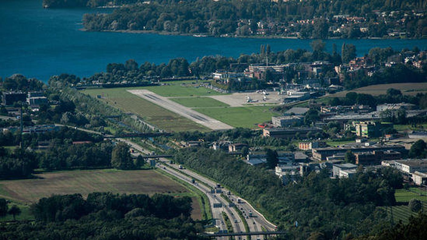 Lo scalo di Lugano-Agno sullo sfondo