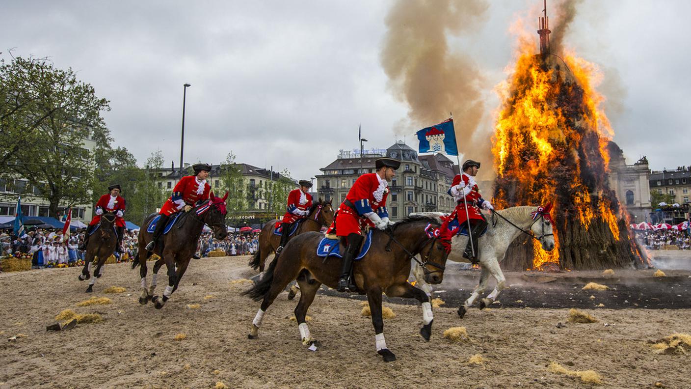 Il rogo del Böögg al termine della festa dello scorso anno