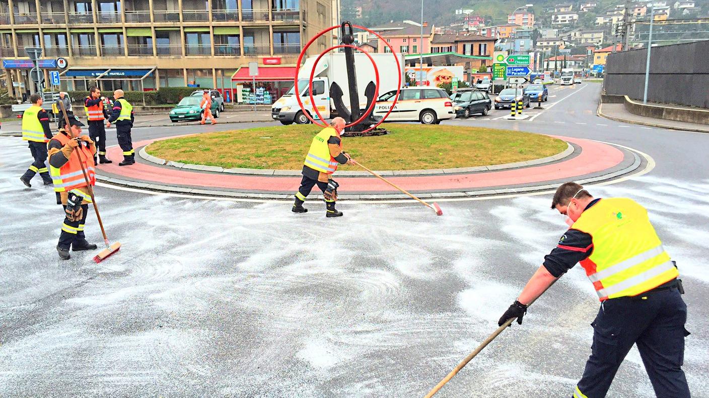 Sul posto stanno operando una quindicina di pompieri di Melide e Lugano