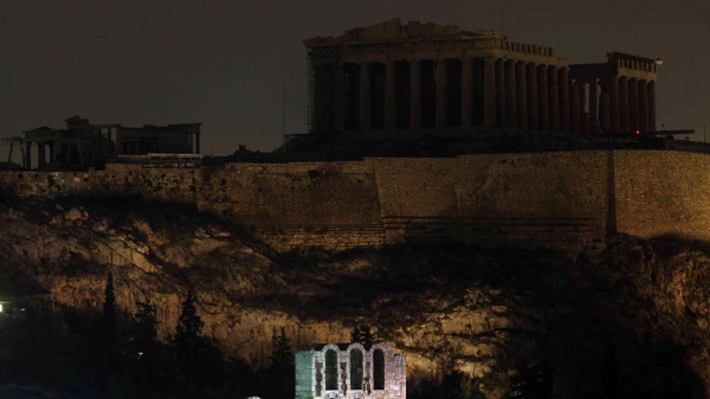 Atene, Grecia: sopra l'acropoli come appare ogni notte, sotto durante Earth Hour