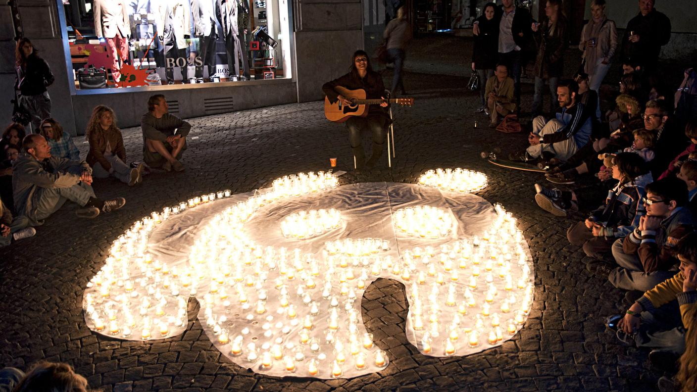 Earth Hour nel 2012 a Losanna, dove nella Place de la Palud è stato composto un logo con il Panda del WWF