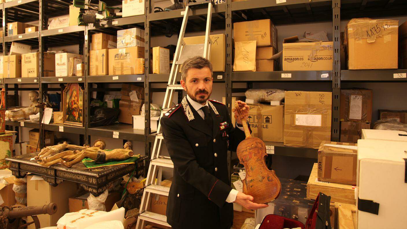 Il tenente colonnello Antonio Coppola, nel caveau dei carabinieri del Comando Tutela Patrimonio Culturale (TPC) di Roma