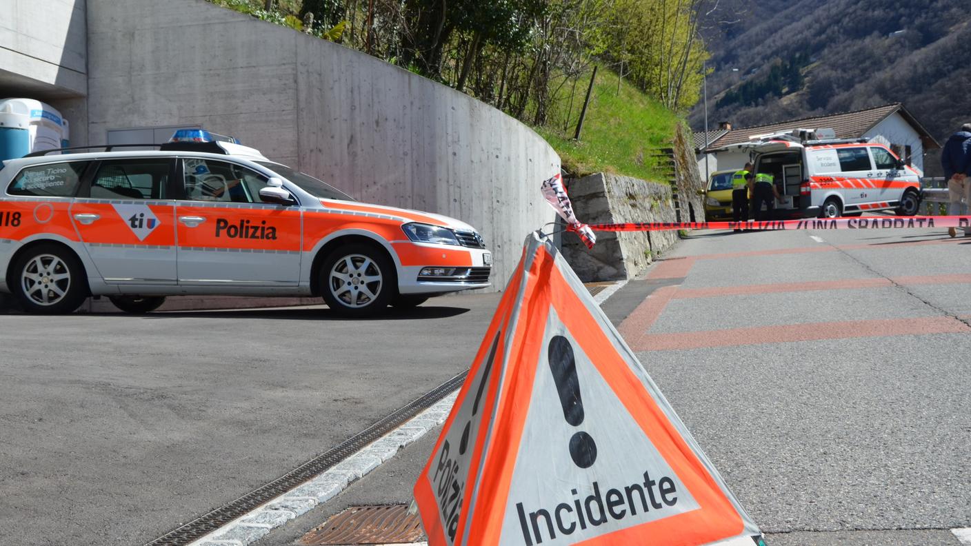 Soccorritori e agenti al lavoro