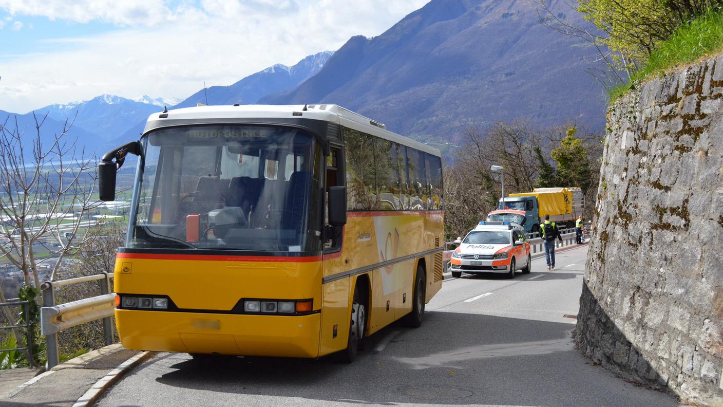 L'autopostale fermo prima della curva