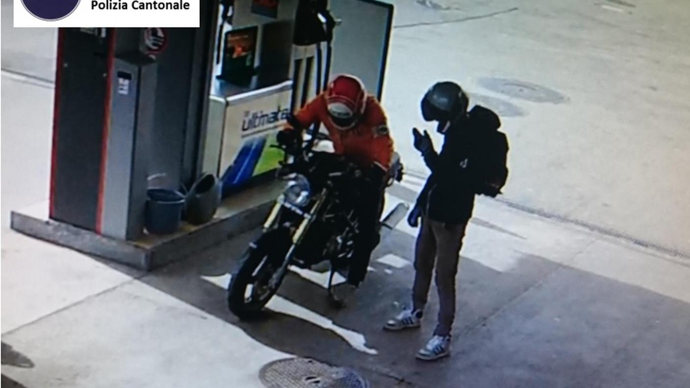 Dopo la rapina, grazie alla videosorveglianza della stazione di servizio e alle precise indicazioni di testimoni, gli agenti della cantonale sono riusciti ad identificare la moto dei rapinatori: una Ducati Monster con targhe italiane.