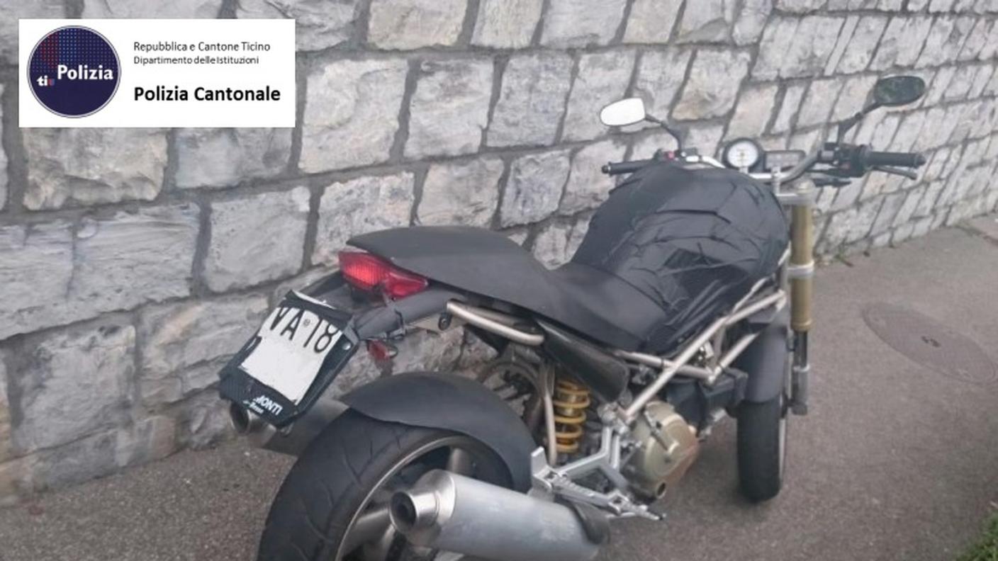 La moto dei rapinatori, abbandonata e ritrovata dalla gendarmeria territoriale a Vacallo, vicino alla scuola dell'infanzia.