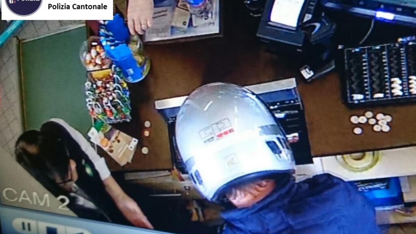 Per rintracciare i malviventi sono state allertate anche le unità cinofile e contattati i carabinieri di Como e Sondrio, visto che la moto era stata immatricolata nel capoluogo provinciale.