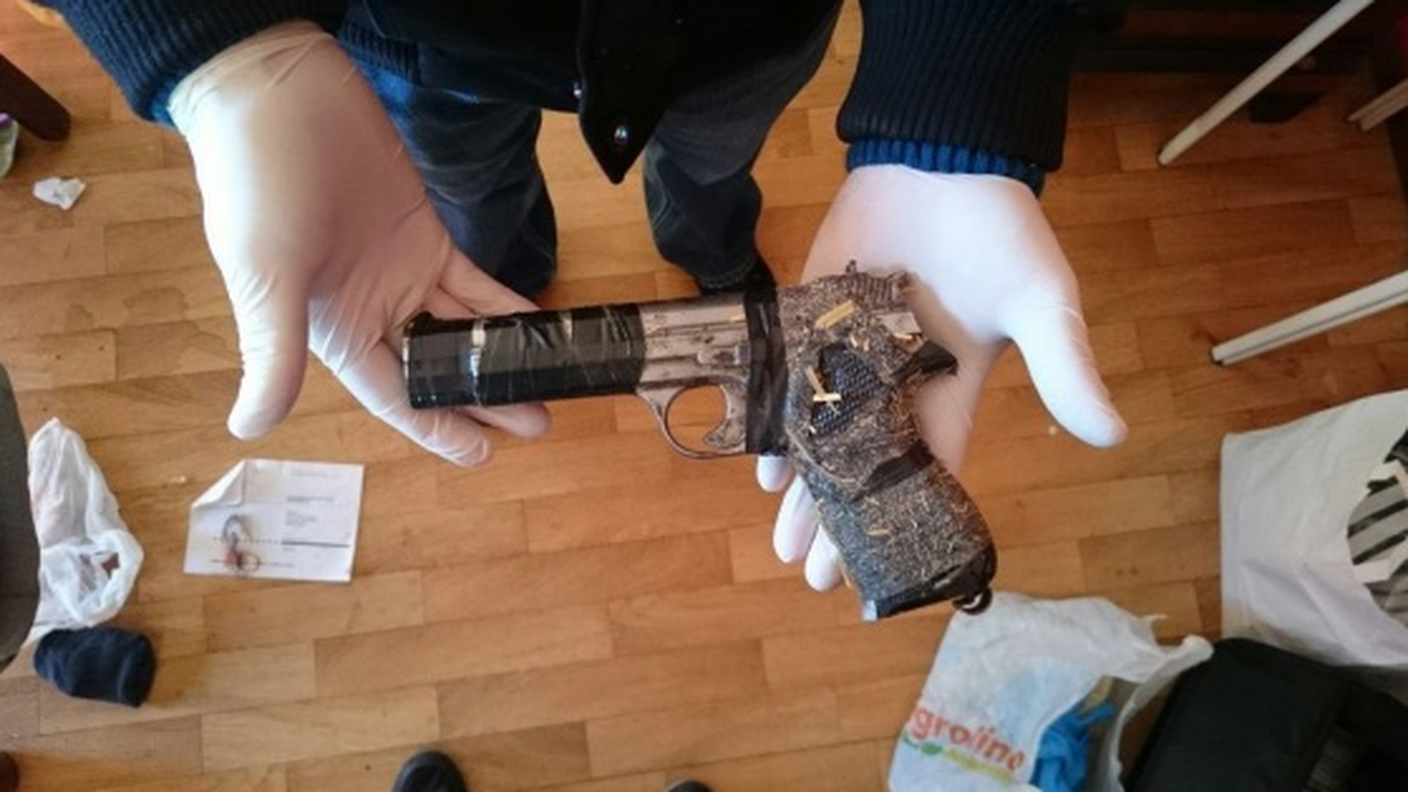 Dai dati raccolti sul terreno e dalle informazioni rilasciate dai carabinieri, le autorità ticinesi hanno potuto scovare il covo dei malviventi: un appartamento di una palazzina di via Pizzamiglio aVacallo. Lì è stato fermato, alle 18.40, il 38enne. Nella foto l'arma usata per compiere la rapina.