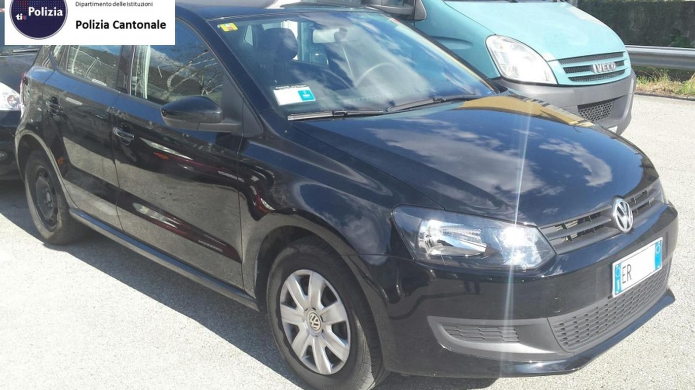 L'uomo si trovava a bordo di una VW Polo con targhe italiane posteggiata fuori dallo stabile.