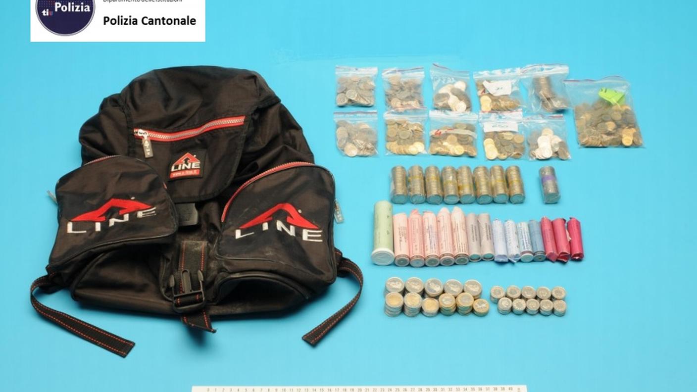 Alle 20, in base alle informazioni raccolte dagli inquirenti italiani, vi è stata l’irruzione nell’appartamento da parte dei gruppi speciali della polizia cantonale (le "teste di cuoio"). Irruzione che ha permesso di fermare il 40enne e il 34enne, che indossavano ancora i vestiti utilizzati per compiere la rapina, nonché il minorenne. La 37enne è invece stata fermata alle 22.30 in un appartamento in via San Gottardo a Chiasso. Tutti sono poi stati interrogati da agenti della polizia giudiziaria ed arrestati. La perquisizione dell’appartamento di Vacallo ha permesso di rinvenire, in uno zaino (foto) celato nella cappa fumaria di un camino, la refurtiva della rapina che ammonta a diverse decine di migliaia di franchi.