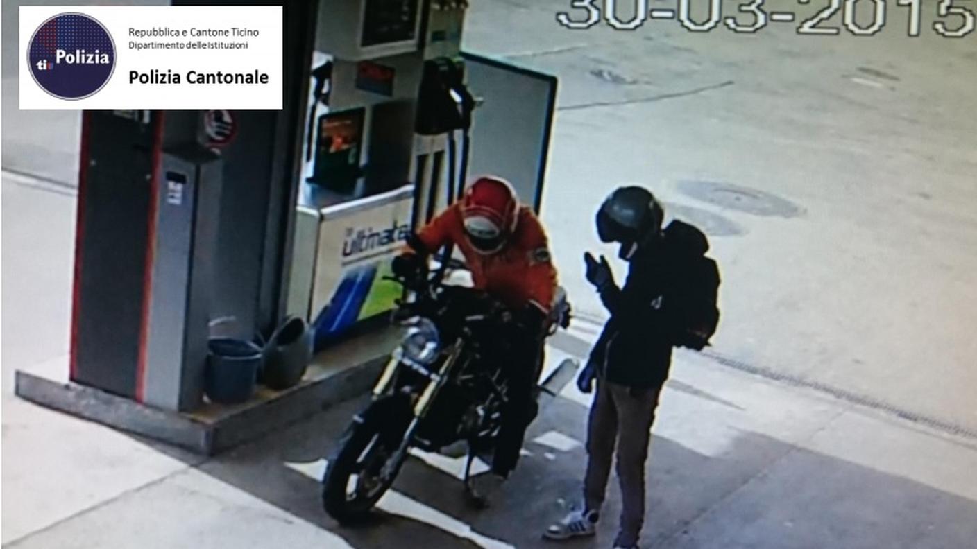 I due esecutori materiali della rapina ripresi da una telecamera della videosorveglianza.