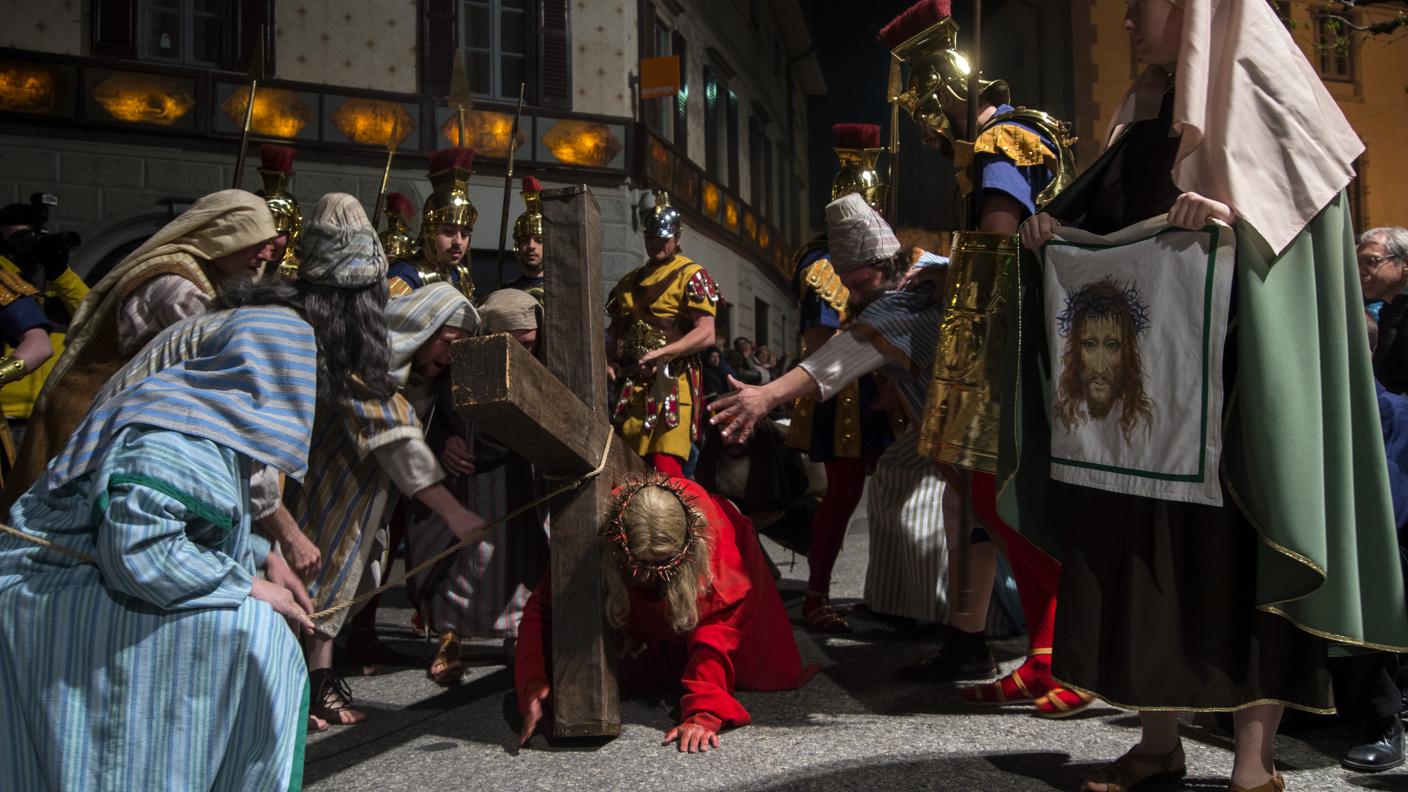 La processione giunge in Piazza del Ponte, sotto la Chiesa Parrocchiale.