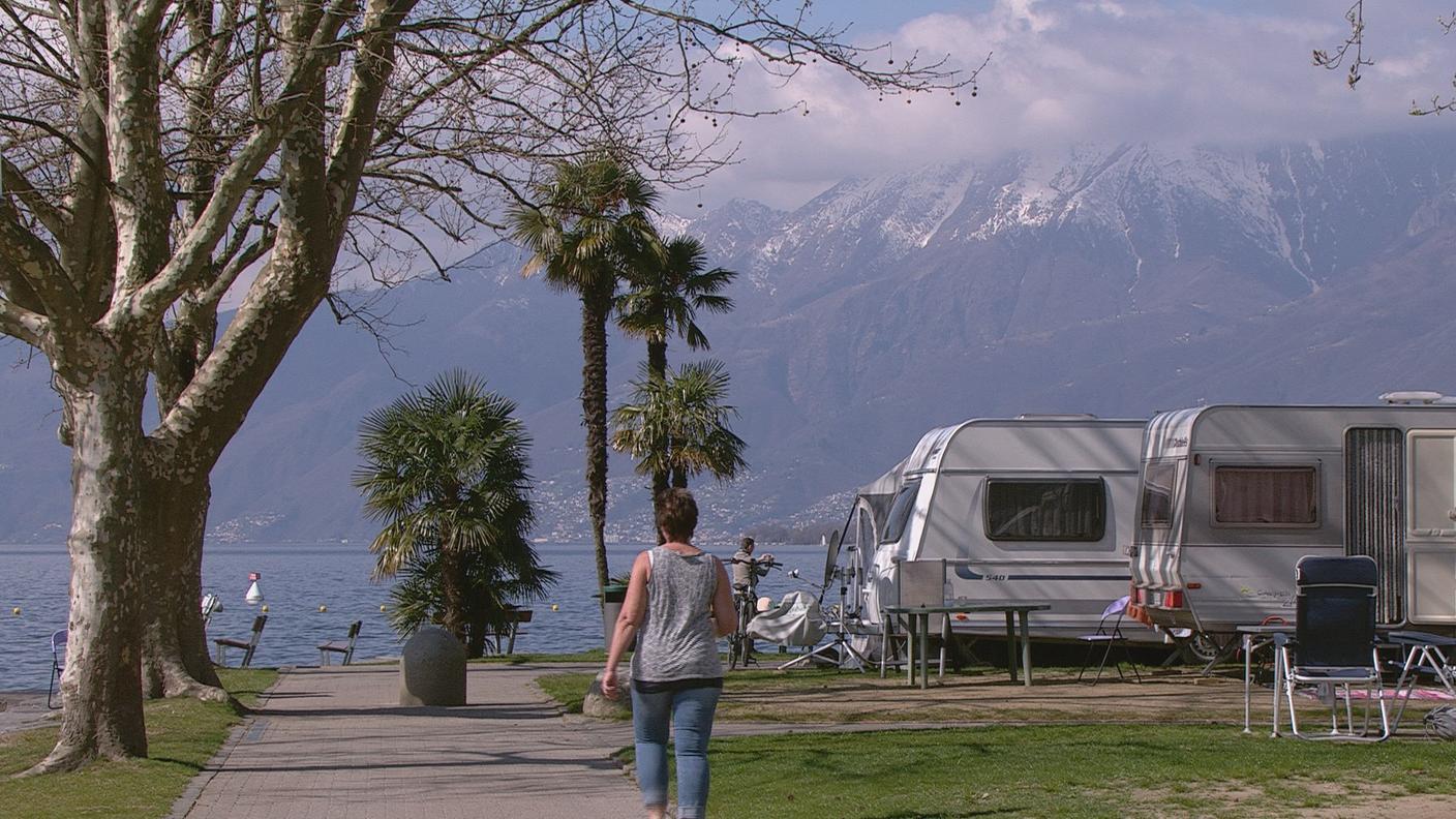 Arrivati sulle rive dei laghi i turisti respirano subito aria d'estate