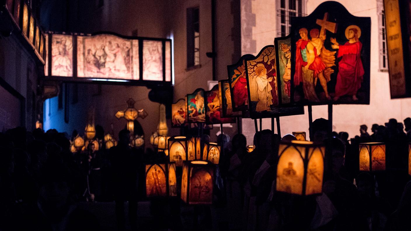 Le luci del corteo illuminano Mendrisio