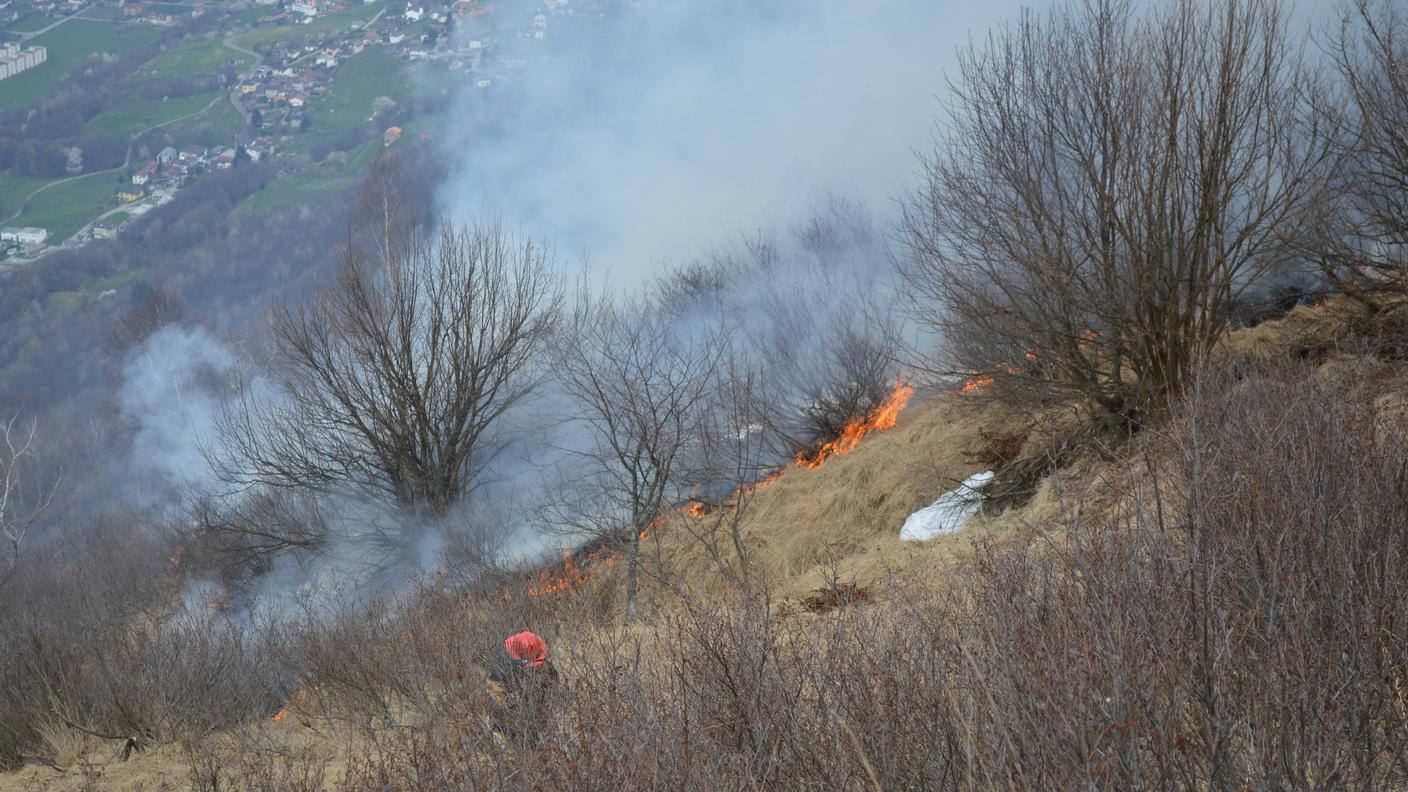 Brucia la montagna sopra Isone