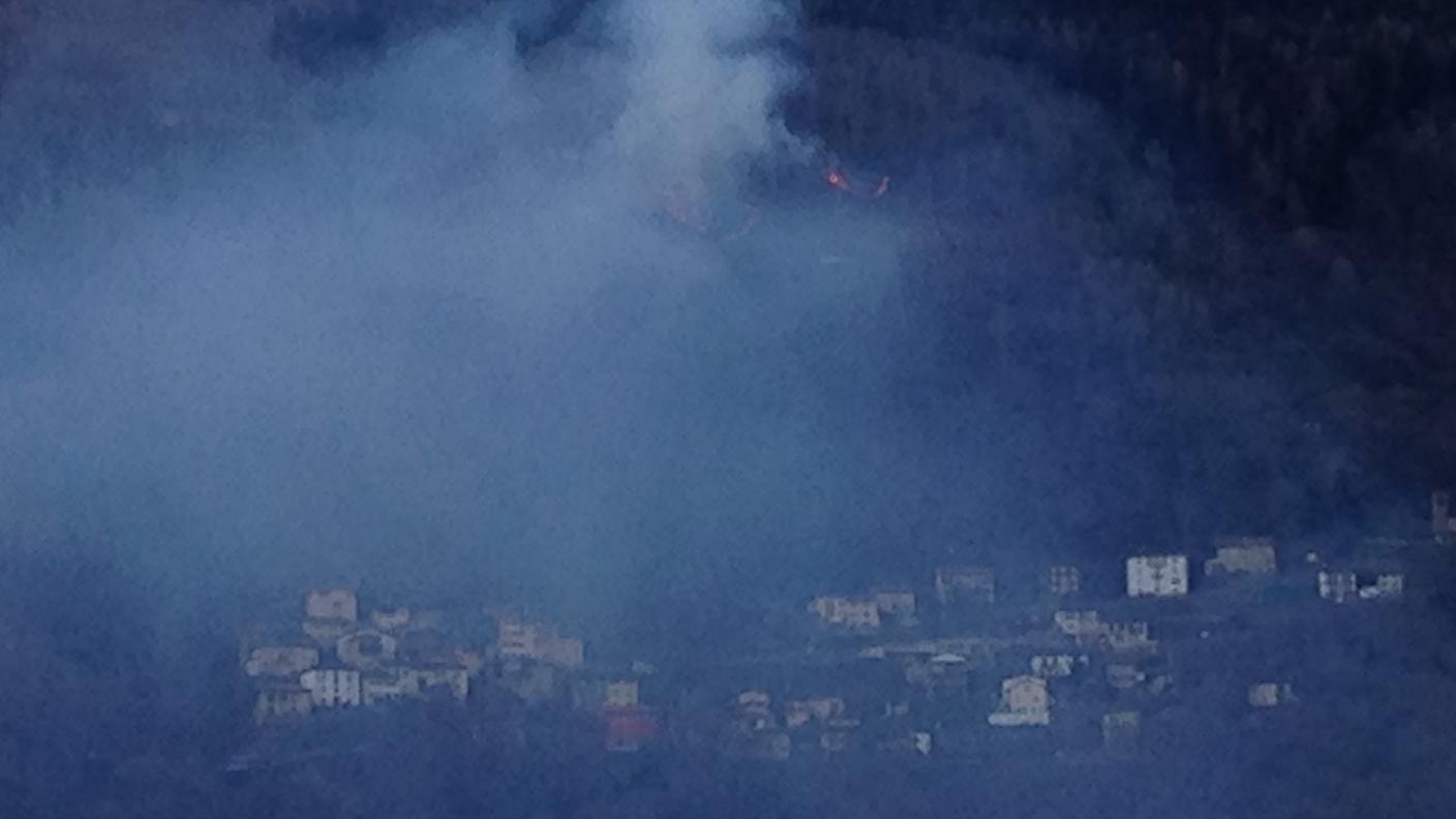 L'incendio è divampato sopra il paese