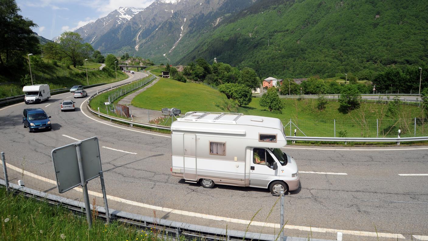 Il conducente stava per scontrarsi contro un camper