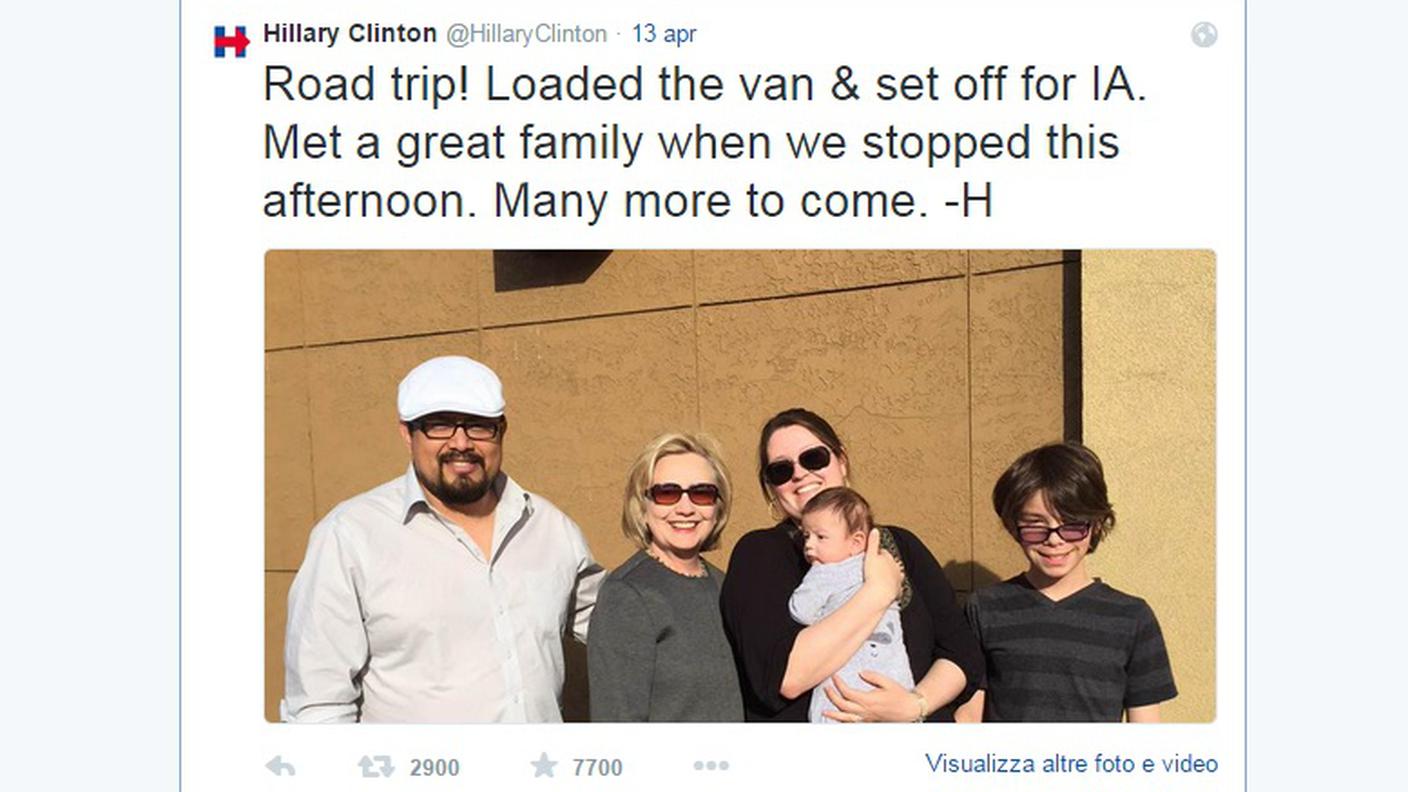 Le foto del viaggio condivise su Twitter: con una famiglia, scattata durante una sosta