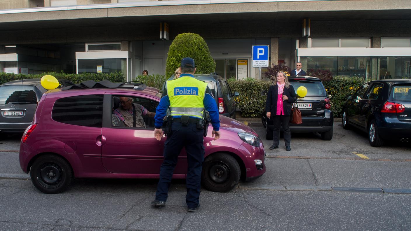 Le auto erano munite di palloncini con la scritta "sPosta"