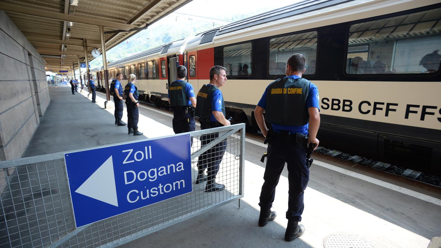 La fuga dei due rapinatori era stata di breve durata: erano stati fermati a Chiasso su un treno diretto in Italia