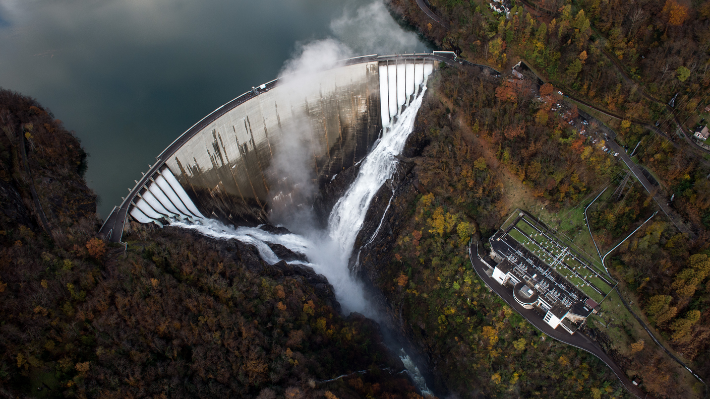 Una spettacolare immagine della diga della Verzasca nei giorni delle forti pioggie dello scorso novembre