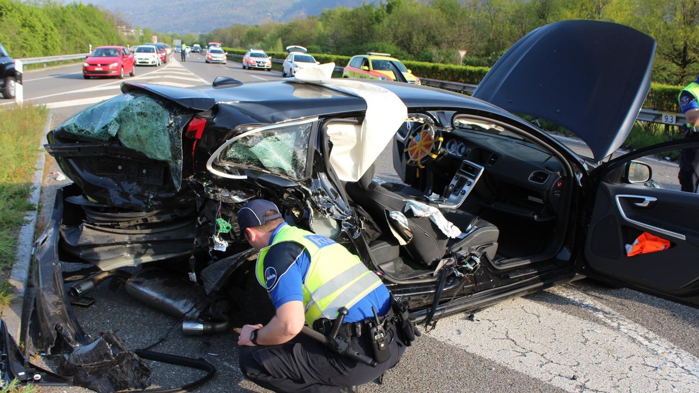 Una delle due auto, praticamente distrutta