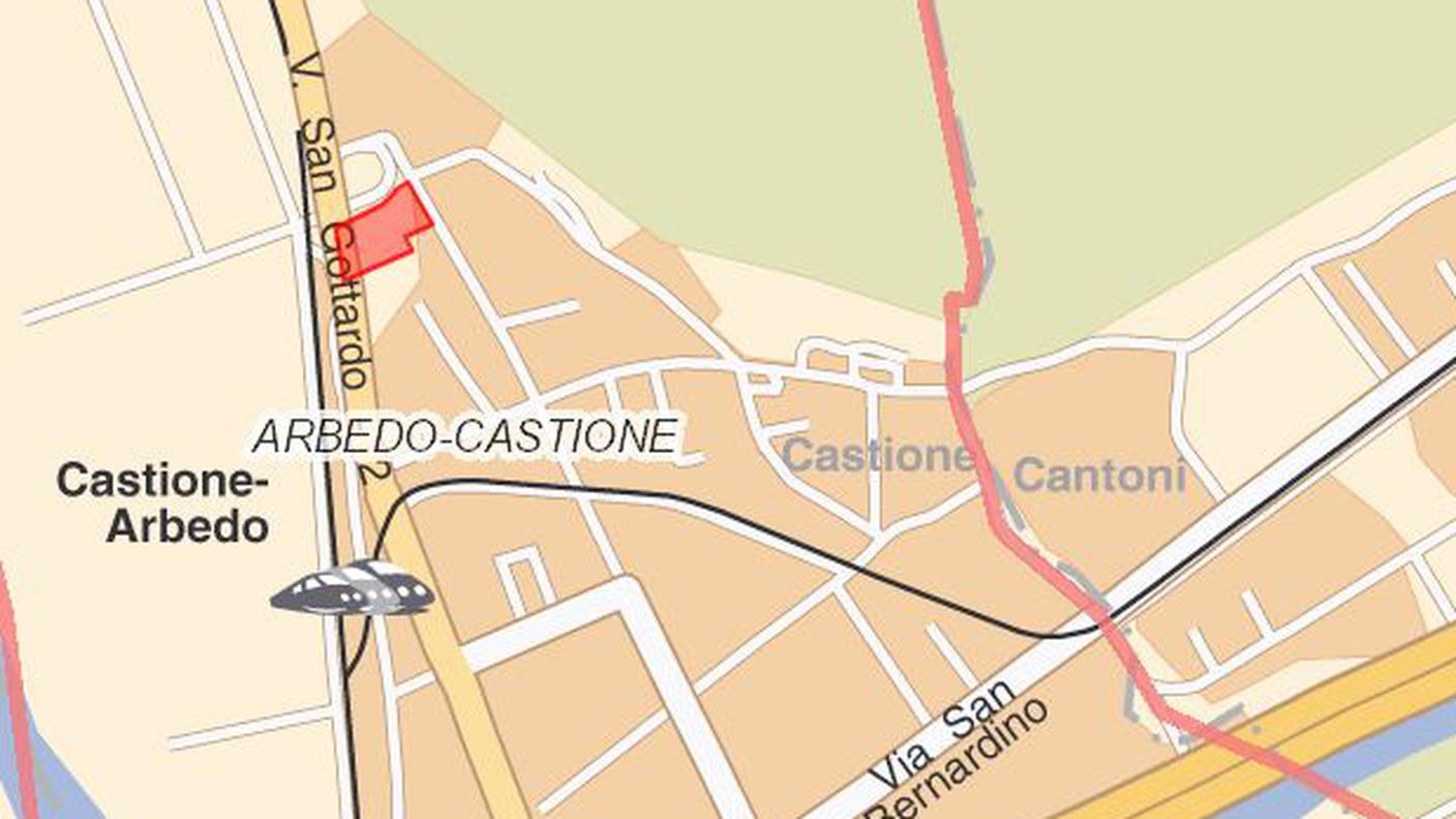 Il terreno del centro (indicato in rosso) si trova ai margini dell'abitato di Castione lungo la cantonale per Claro