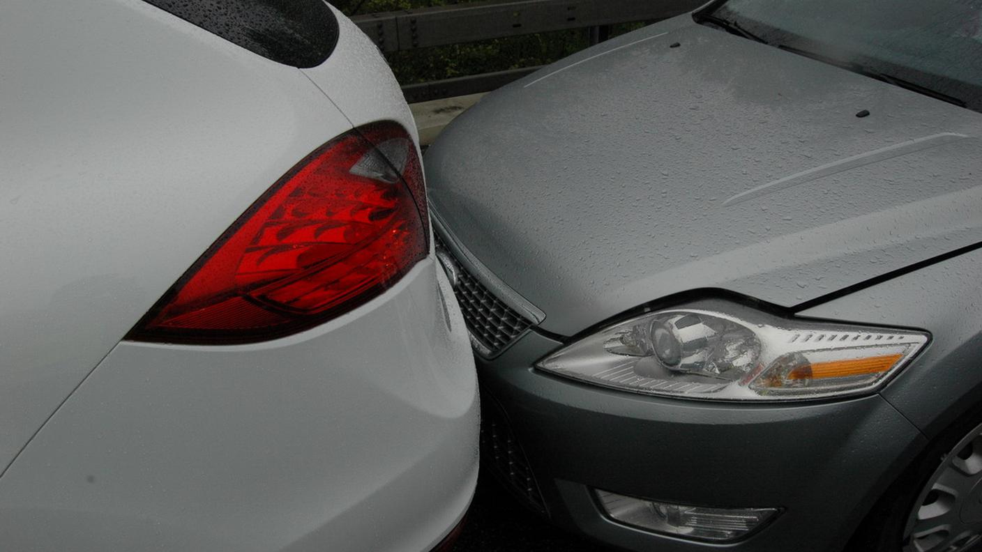 Sono almeno cinque le auto coinvolte