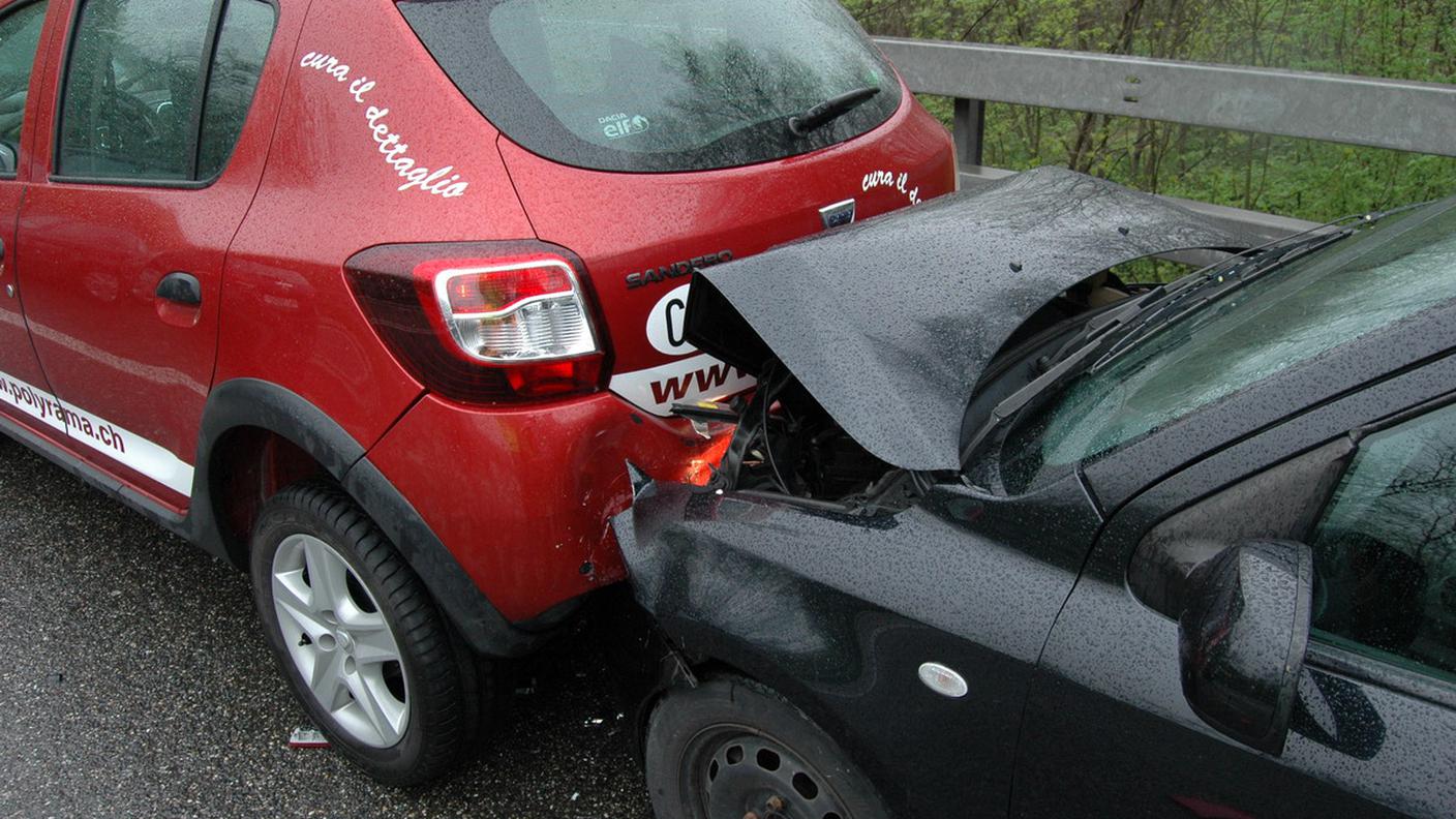 Sono almeno cinque le auto coinvolte