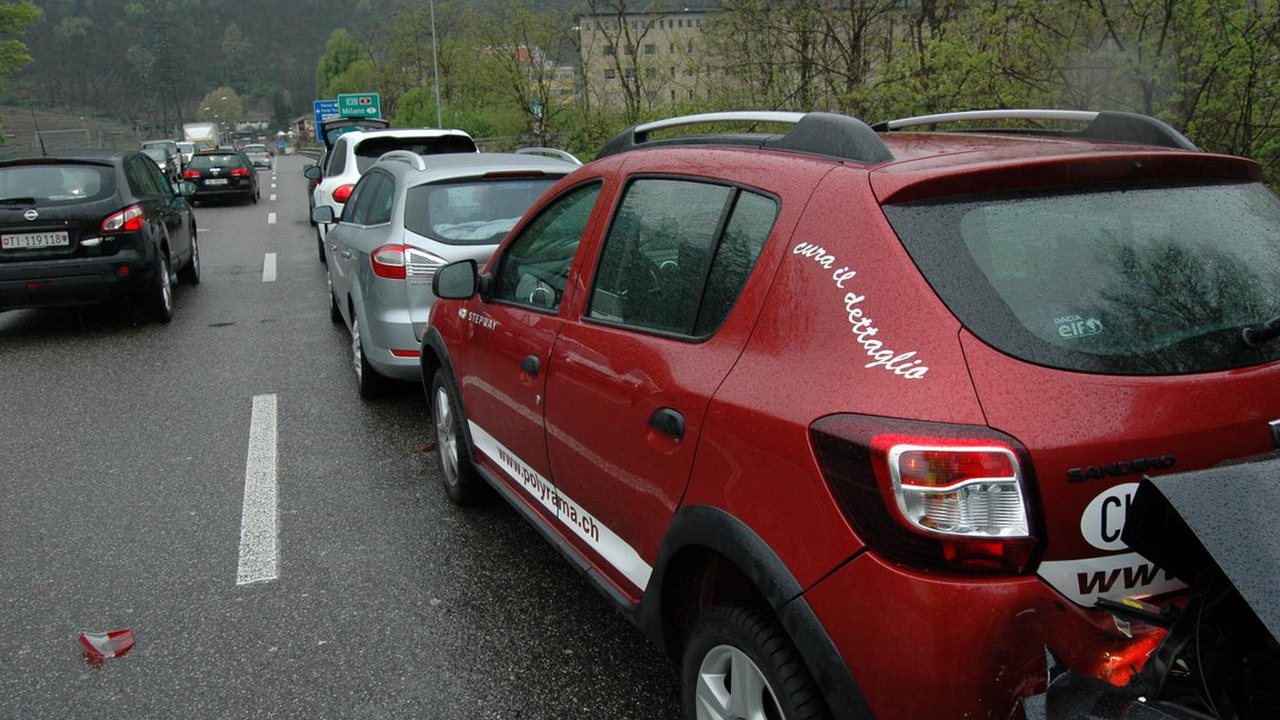 Sono almeno cinque le auto coinvolte