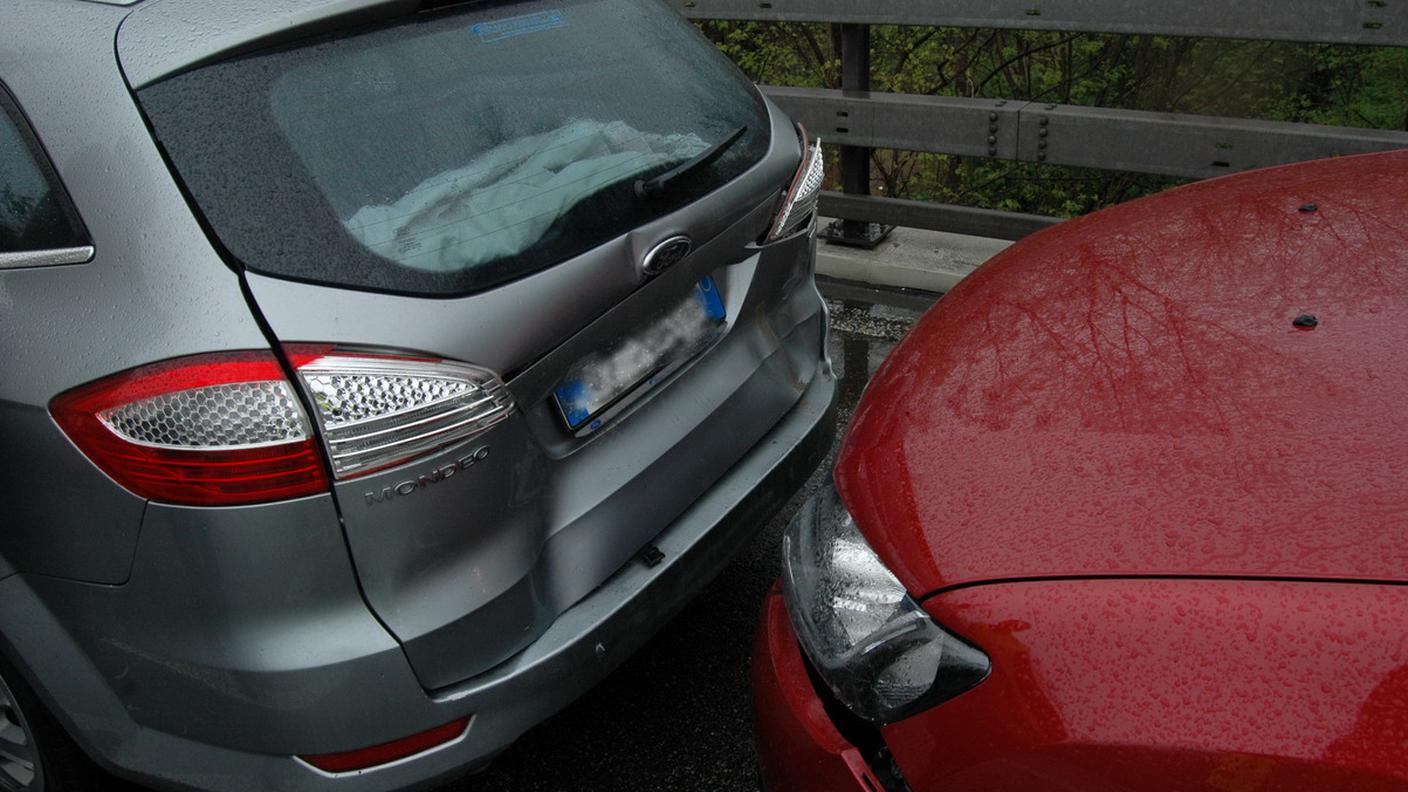 Sono almeno cinque le auto coinvolte