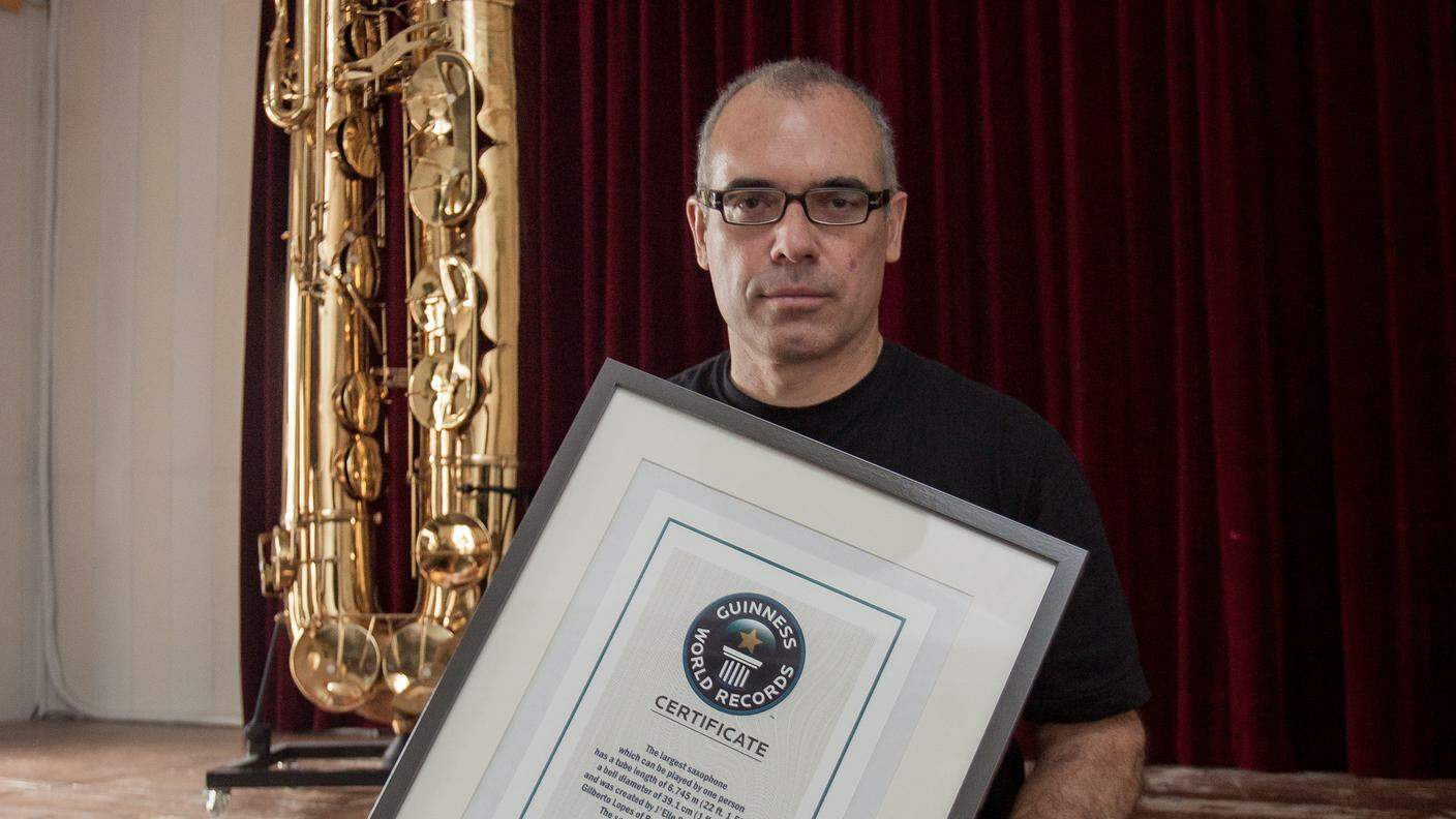 Gilberto Lopes con il certificato del Guinness World Records