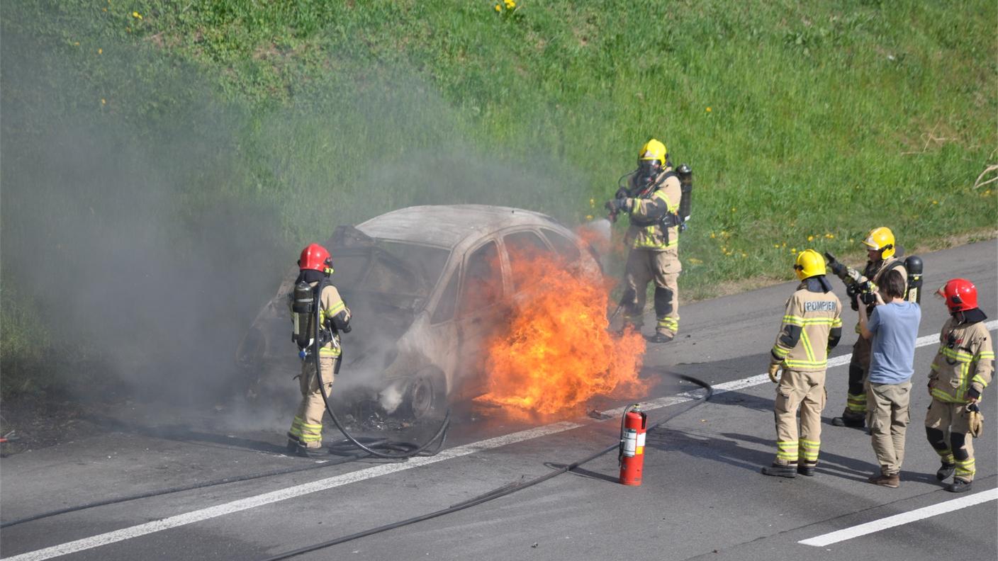 Veicolo distrutto dalle fiamme sulla corsia nord dell'A2