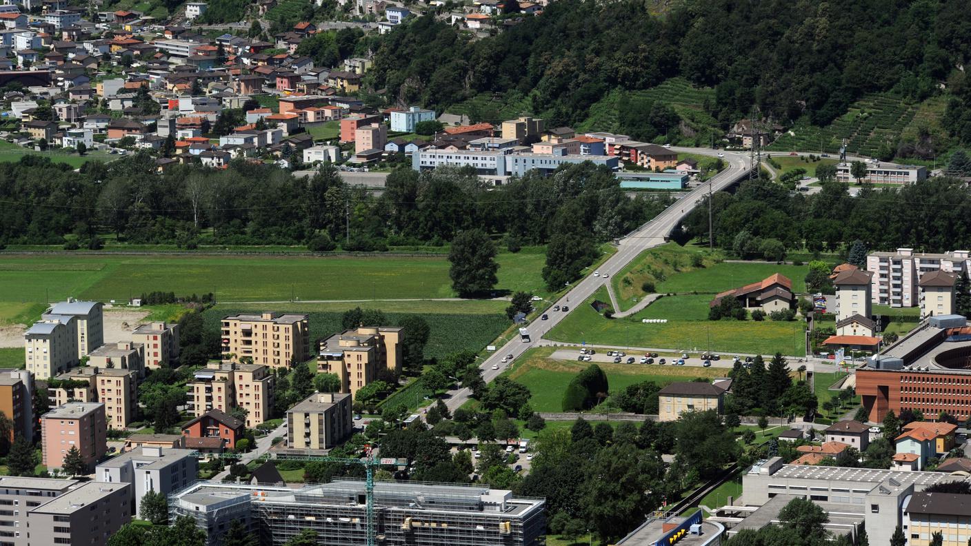 Veduta di Via Tatti. In fondo verrà realizzato il semisvincolo