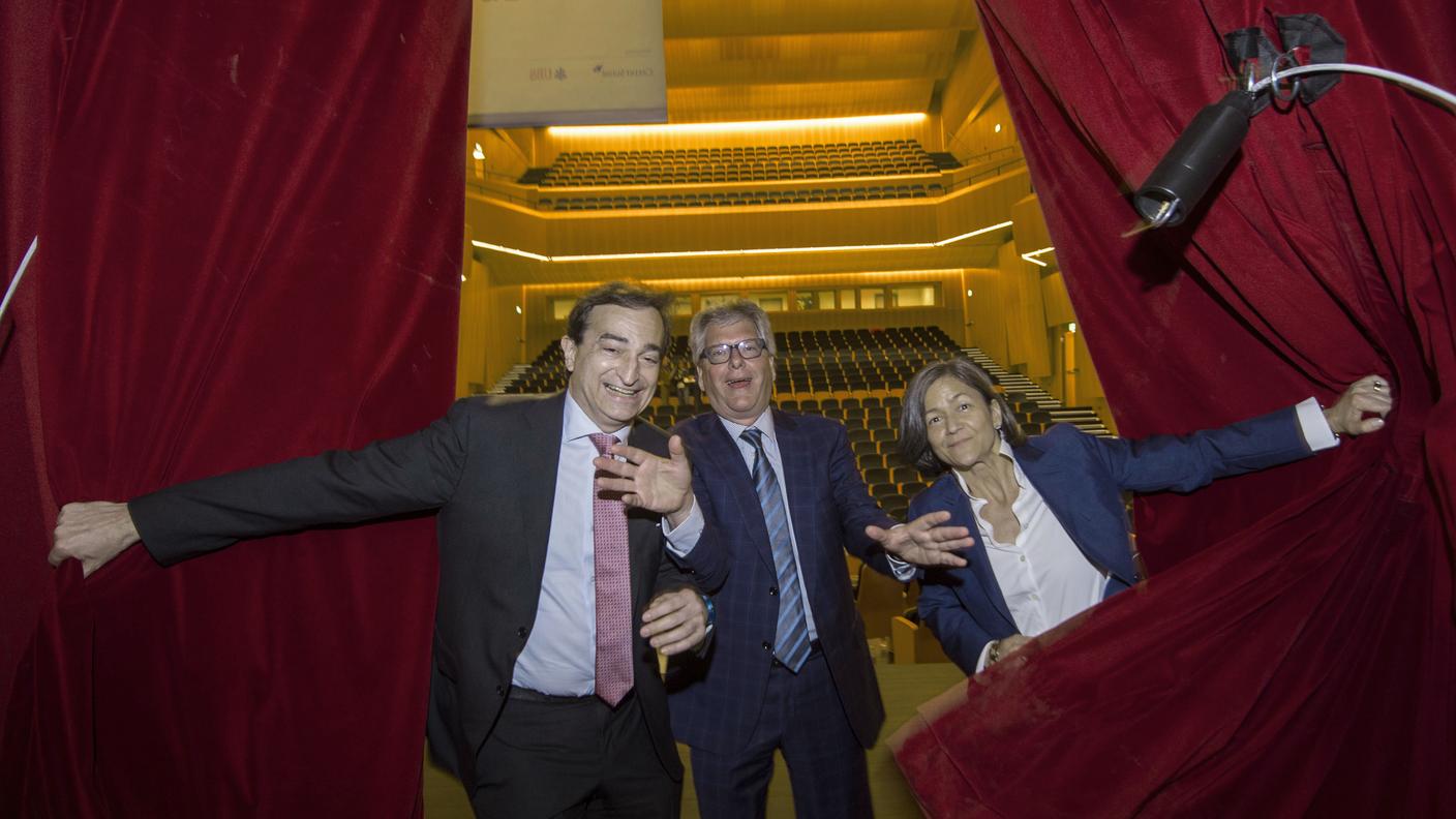 Era solo una settimana fa: Marco Borradori, Michel Gagnon e Giovanna Masoni Brenni aprono simbolicamente il sipario del LAC