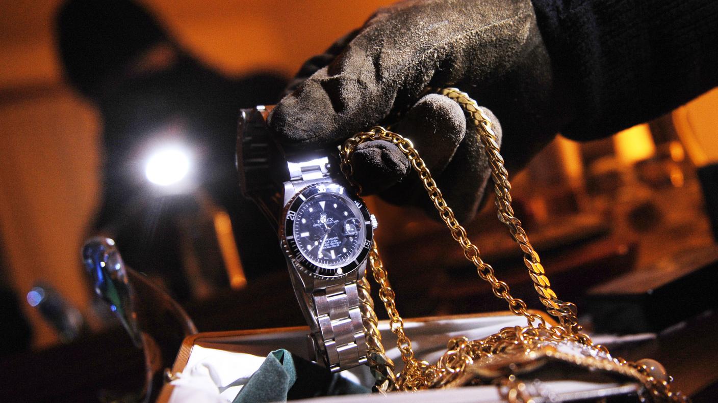 La refurtiva era costituita da orologi e gioielli