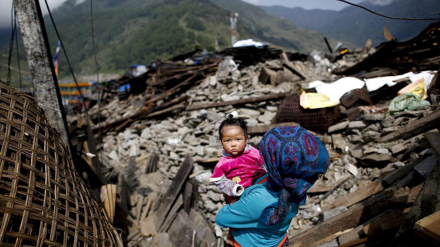 Una bimba e la sua mamma in quel che resta del villaggio di Barpak