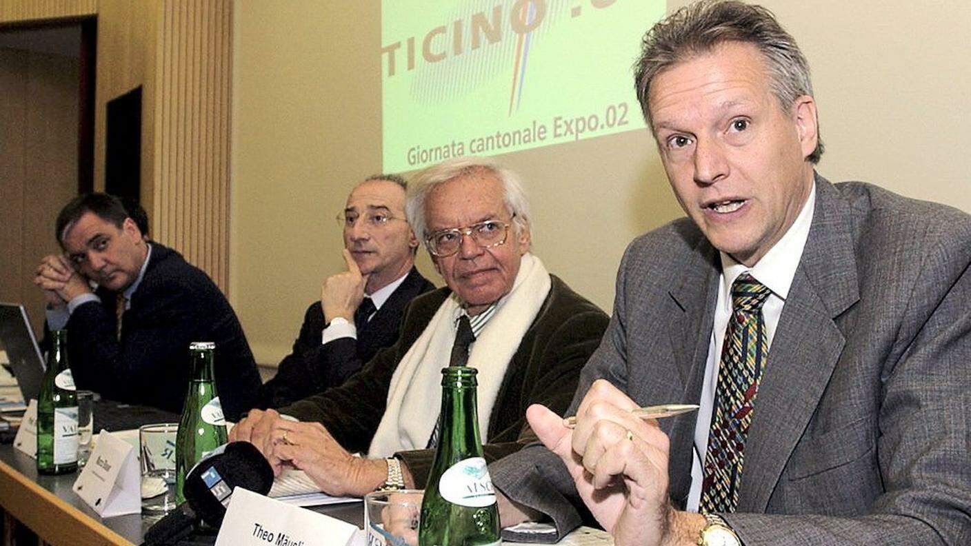 Nel 2002 in una conferenza. Il direttore della RTSI con Remigio Ratti e Gabriele Gendotti per promuovere la giornata ticinese a Expo.02