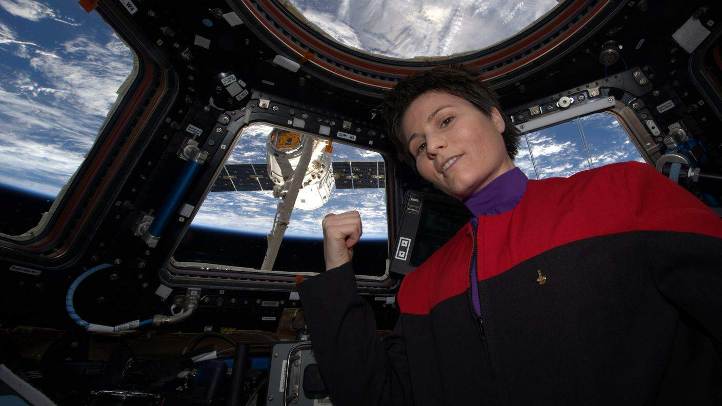 Samantha Cristoforetti saluta l'avvicinamento all'ISS di una sonda di rifornimento