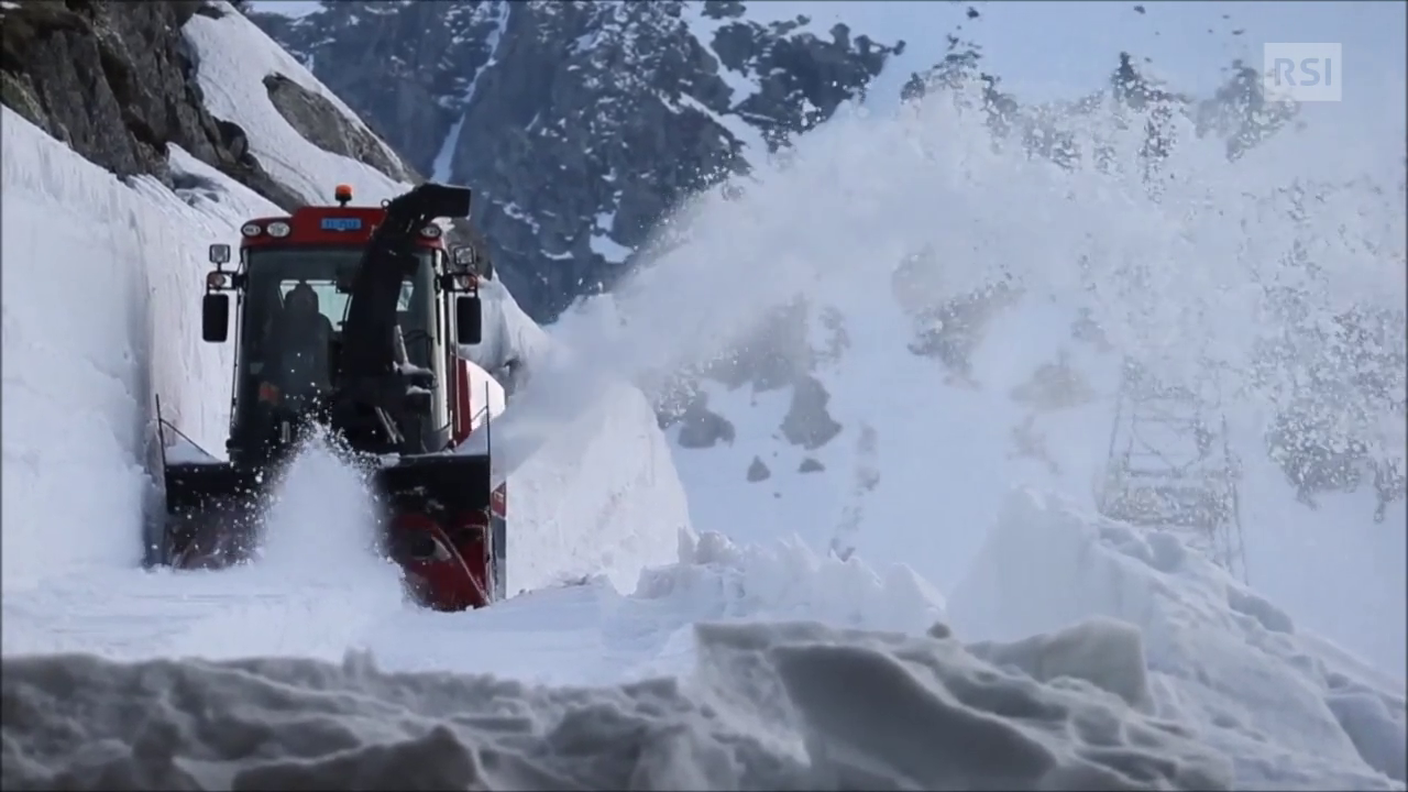 Al lavoro per liberare il passo del San Gottardo dalla neve