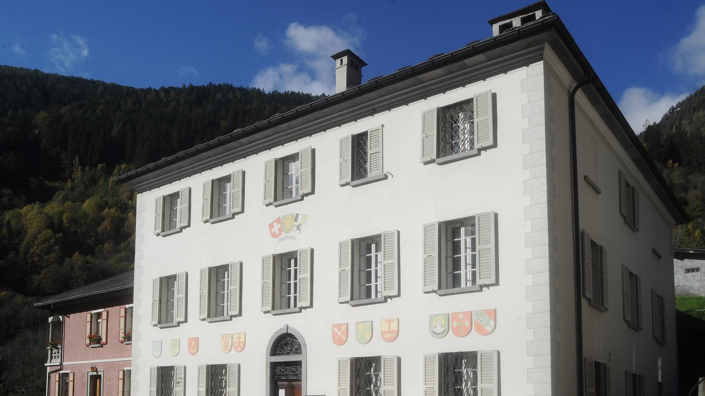 Lo stemma della Calanca campeggia sulla facciata della Casa di Circolo di Arvigo tra quelli della Svizzera e dei Grigioni