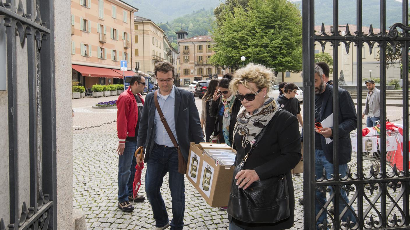 La consegna delle firme