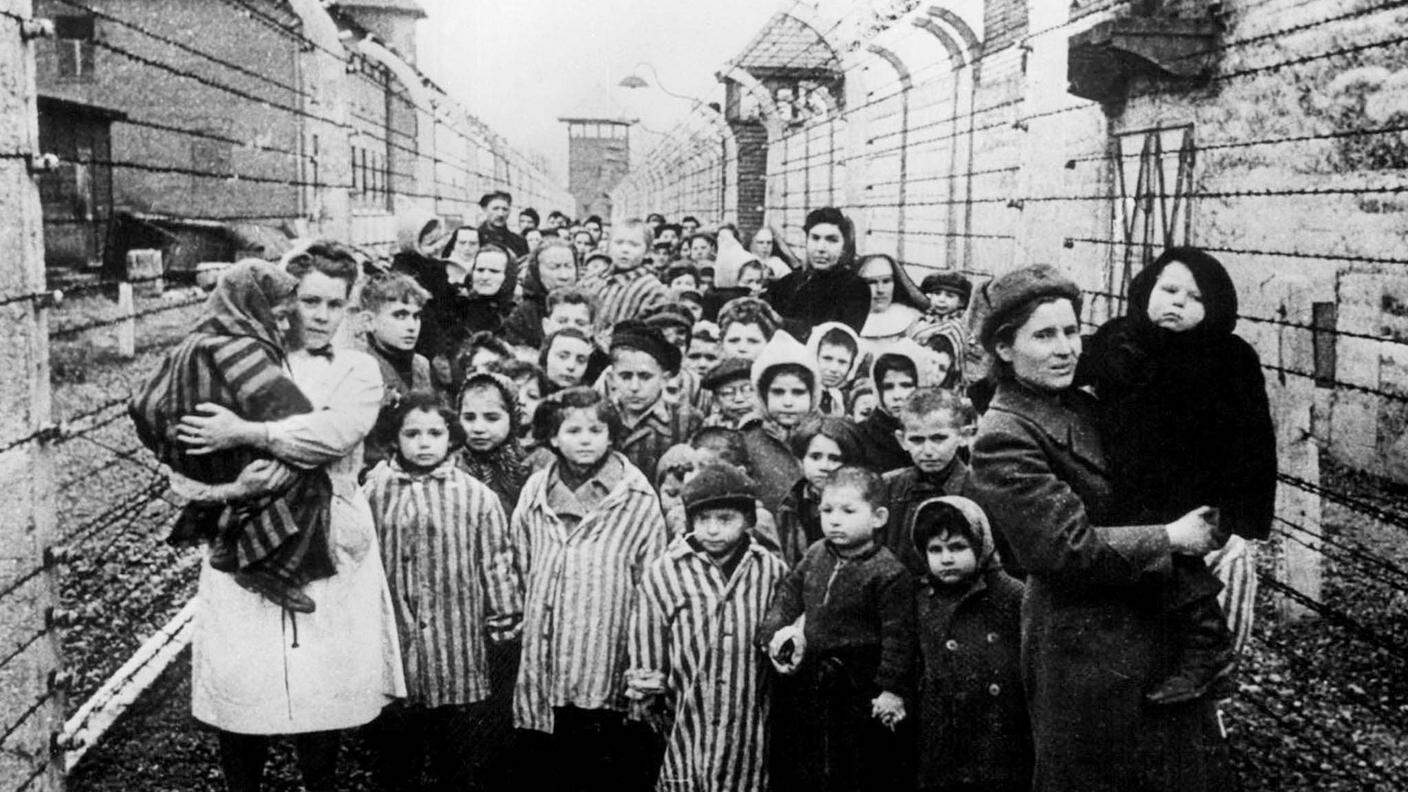 Uno degli orrori della guerra scatenata dai nazi-fascisti: "i bambini furono tra i più esposti alle violenze dei campi di sterminio" (da enciclopedia dell'olocausto, ushmm.org)