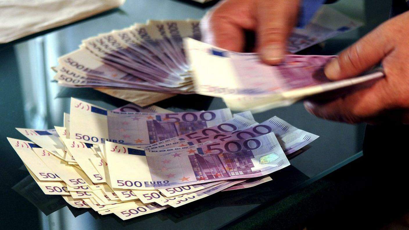 Nell'auto dell'uomo sono state trovate 100 banconote da 500 euro