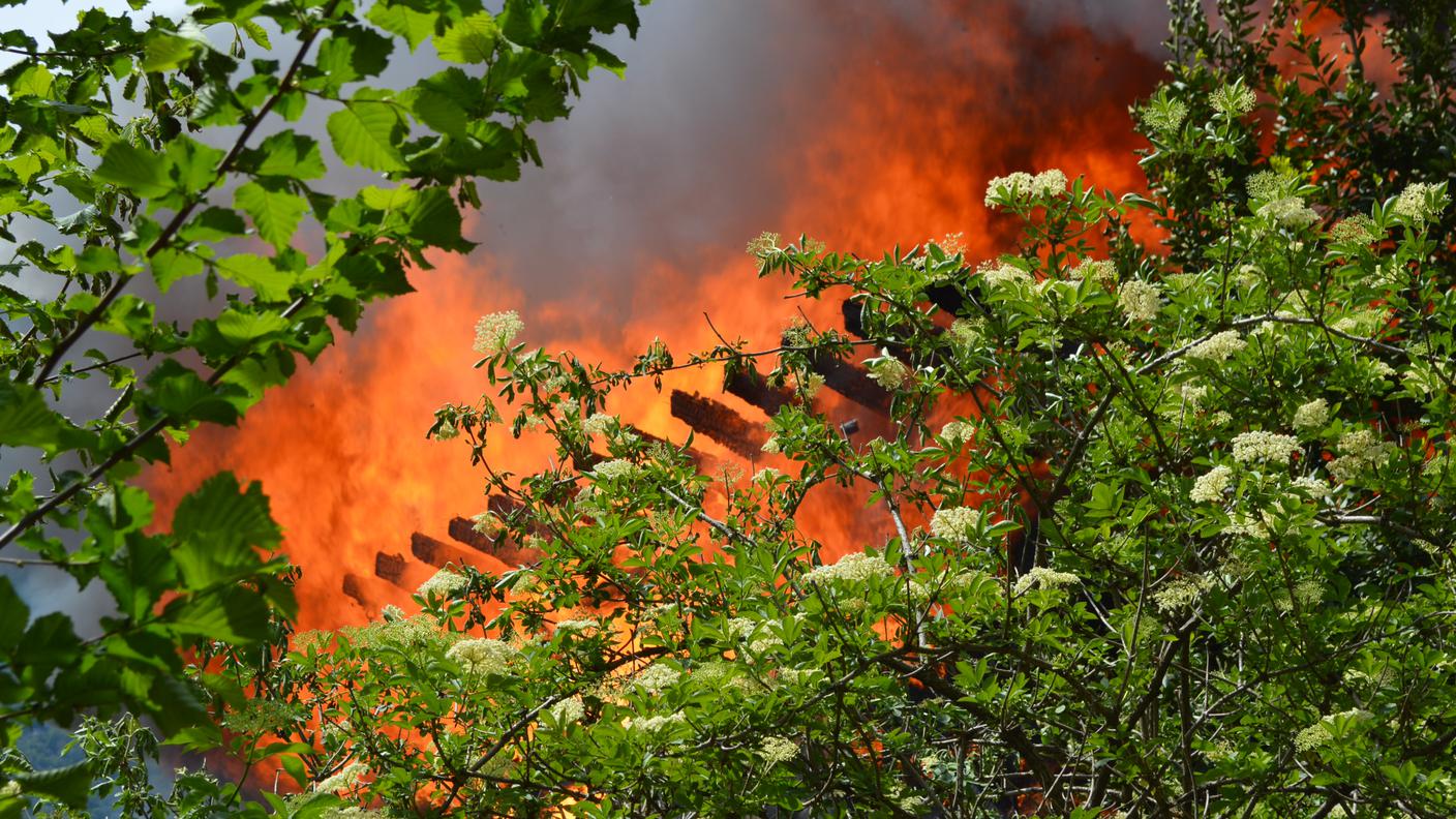 L'abitazione è stata avvolta completamente dalle fiamme