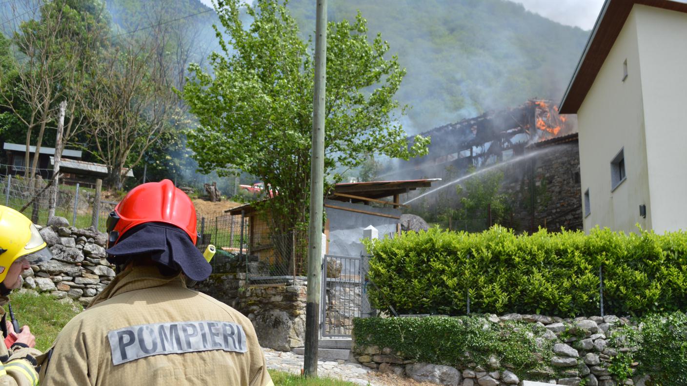 L'abitazione è stata avvolta completamente dalle fiamme