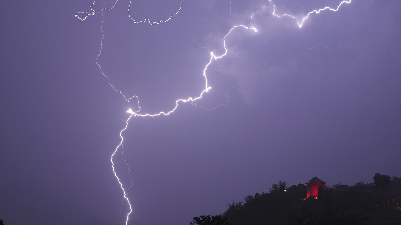 Lampi sopra Camorino nella notte di giovedì. Foto inviataci da un lettore