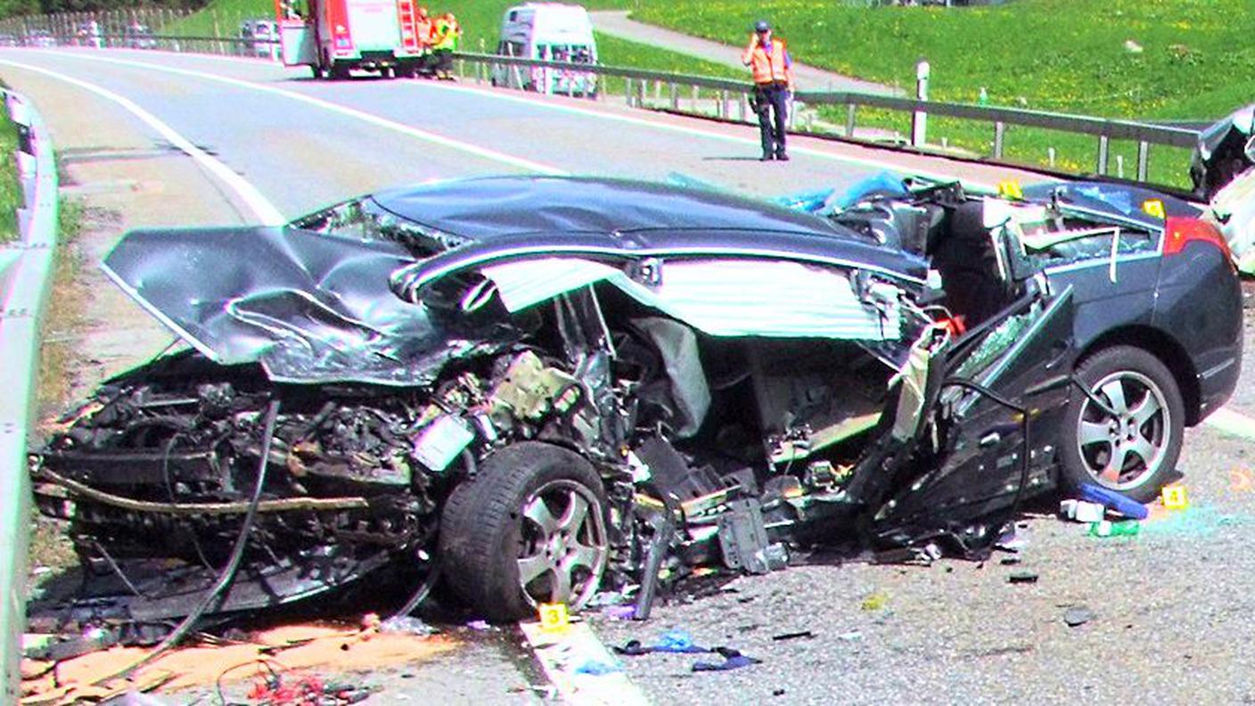 Lo scontro frontale ha provocato code e la chiusura dell'autostrada fino alle 17